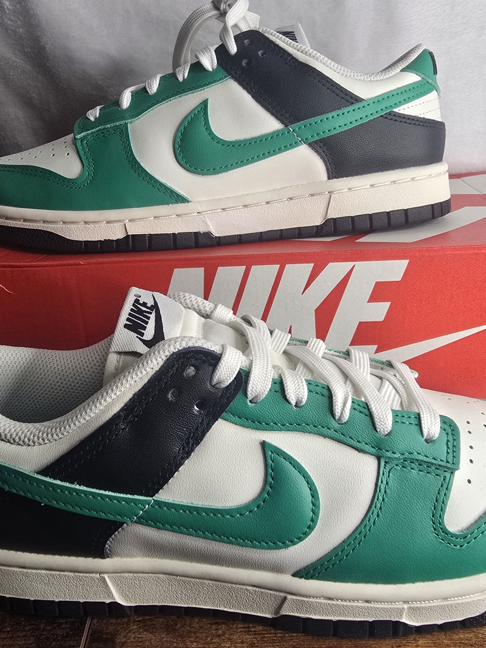 Nike Wome’s Low-Top Sneakers in Green, White & Black Size 8.5 Men 7